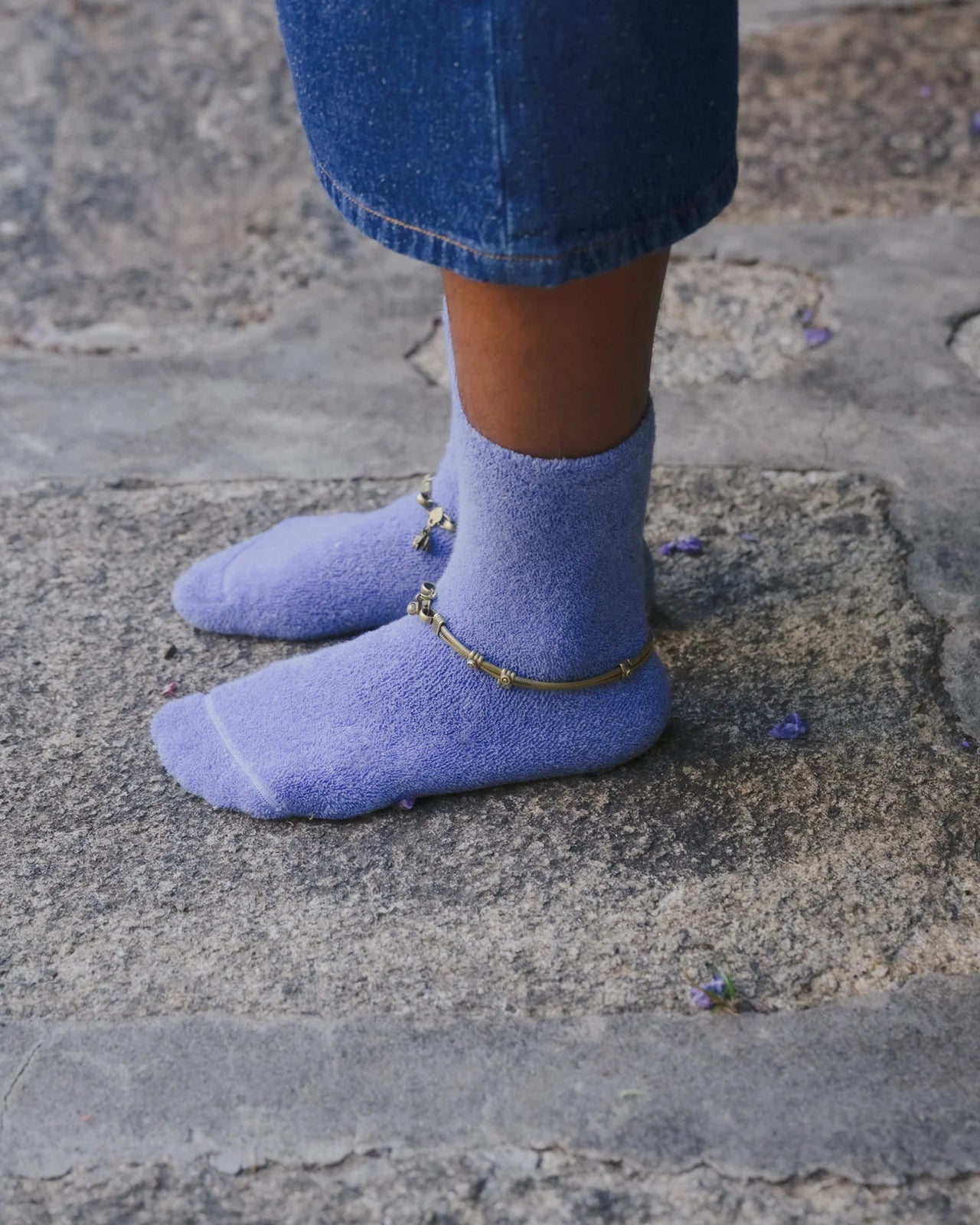 Socken mit Schnalle über dem Knöchel