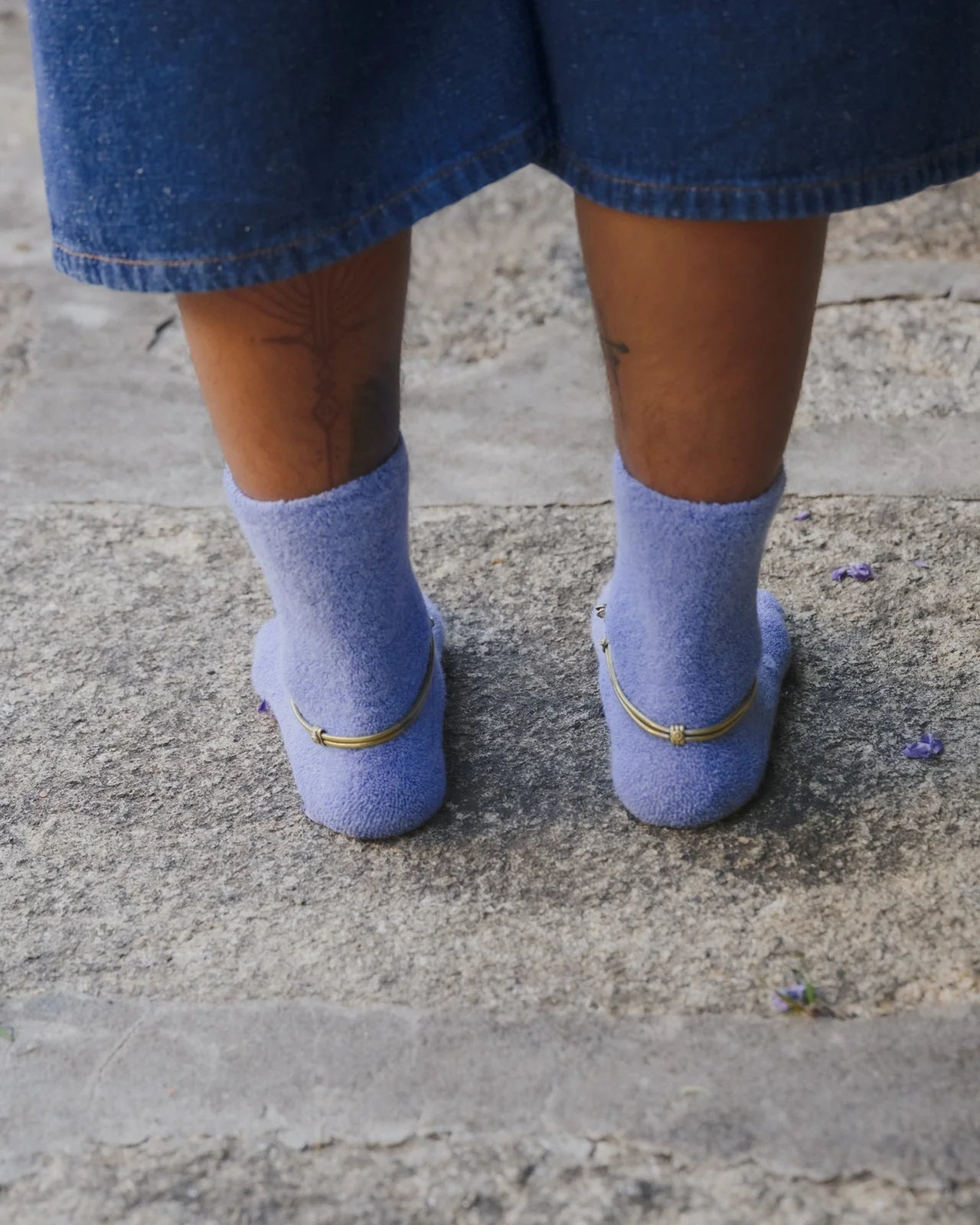 Socken mit Schnalle über dem Knöchel