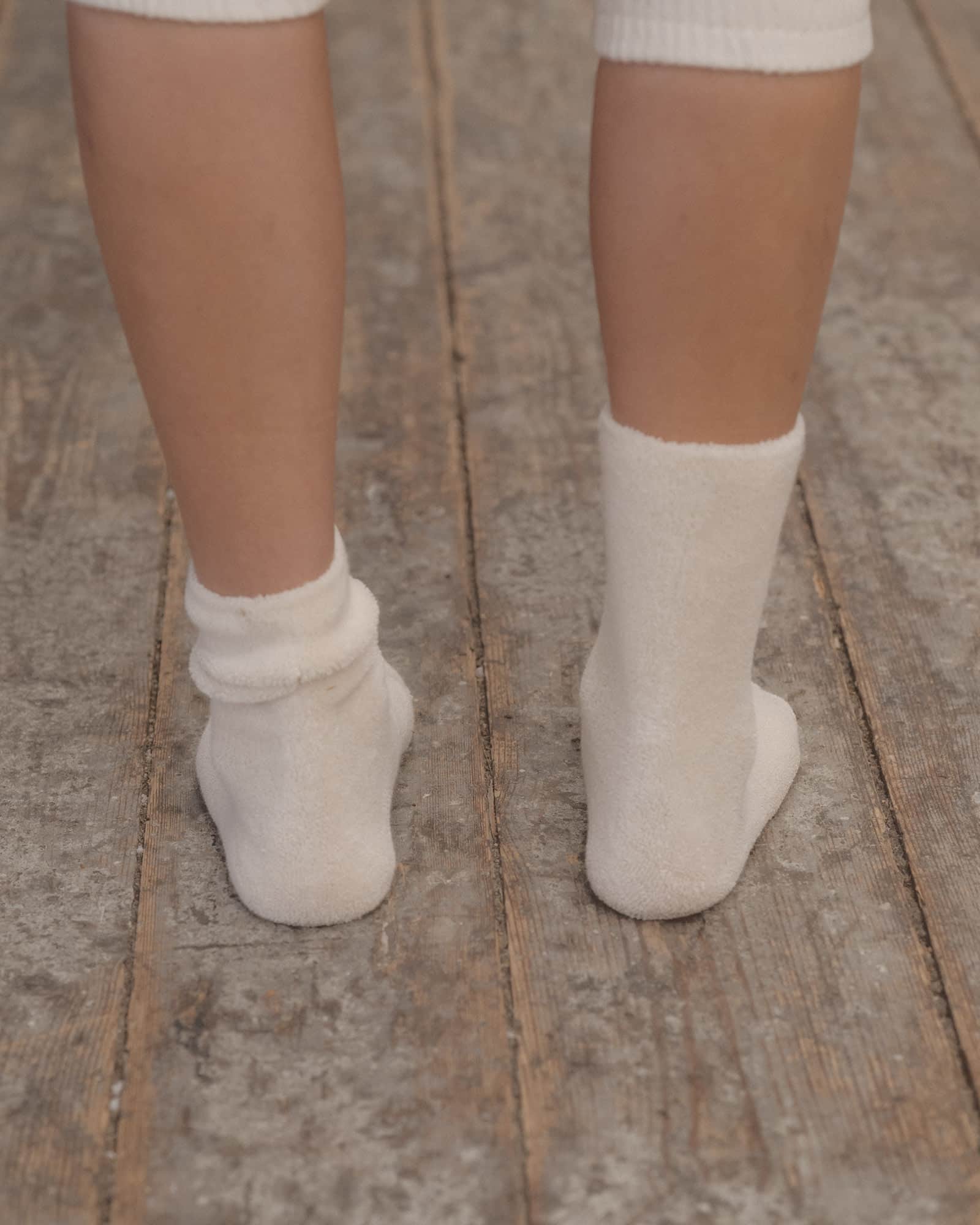 Socken mit Schnalle über dem Knöchel